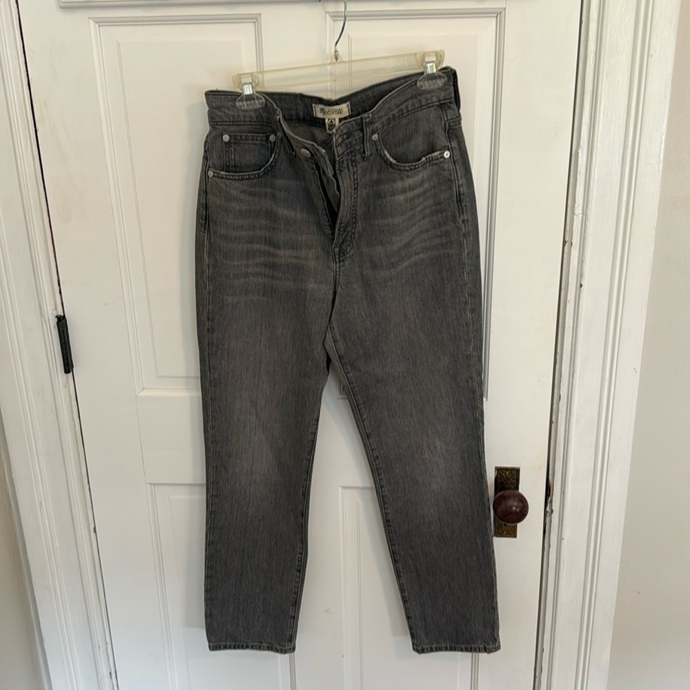 Lightly used made well jeans, size 28. Straight fit and black/gray.